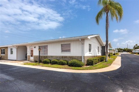 House in Seminole, Florida 2 bedrooms, 71.07 sq.m. № 1780344 - photo 1