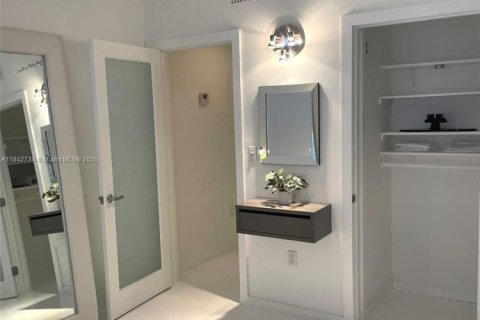 Condo in Miami Beach, Florida, 1 bedroom  № 1939823 - photo 13