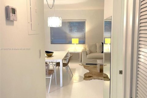 Condo in Miami Beach, Florida, 1 bedroom  № 1939823 - photo 16