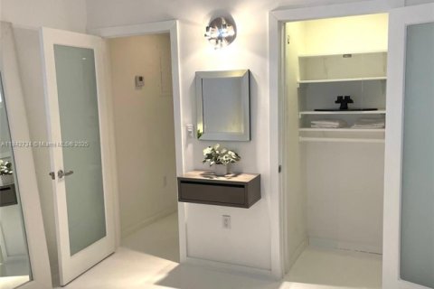 Condo in Miami Beach, Florida, 1 bedroom  № 1939823 - photo 14