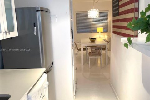 Condo in Miami Beach, Florida, 1 bedroom  № 1939823 - photo 17