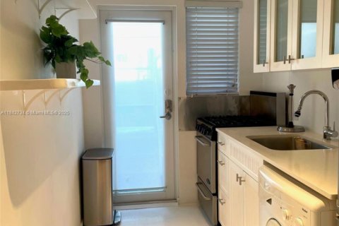 Condo in Miami Beach, Florida, 1 bedroom  № 1939823 - photo 6