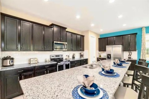 Casa en venta en Kissimmee, Florida, 9 dormitorios, 405.33 m2 № 1908526 - foto 11