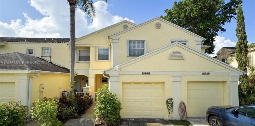 Townhouse in Miami, Florida 3 bedrooms, 129.32 sq.m. № 2248798
