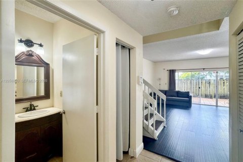 Townhouse in Miami, Florida 3 bedrooms, 129.32 sq.m. № 2248798 - photo 25