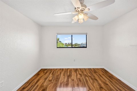 Townhouse in Seminole, Florida 3 bedrooms, 170.85 sq.m. № 2116996 - photo 13