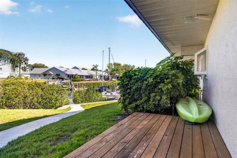 Townhouse in Seminole, Florida 3 bedrooms, 170.85 sq.m. № 2116996 - photo 19