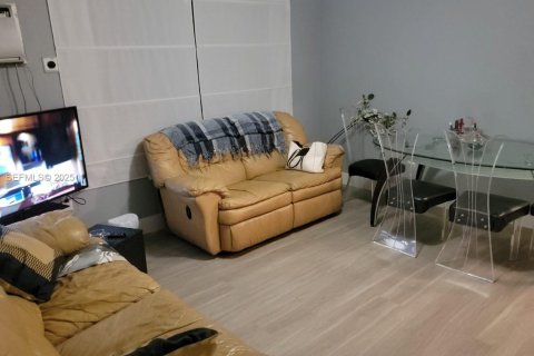 Villa ou maison à louer à Fort Lauderdale, Floride: 2 chambres, 99.5 m2 № 1976931 - photo 2