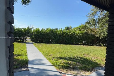Casa en venta en North Miami Beach, Florida, 4 dormitorios, 140.28 m2 № 1891623 - foto 7