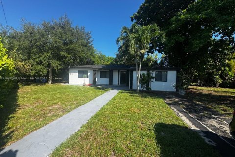 Casa en venta en North Miami Beach, Florida, 4 dormitorios, 140.28 m2 № 1891623 - foto 1
