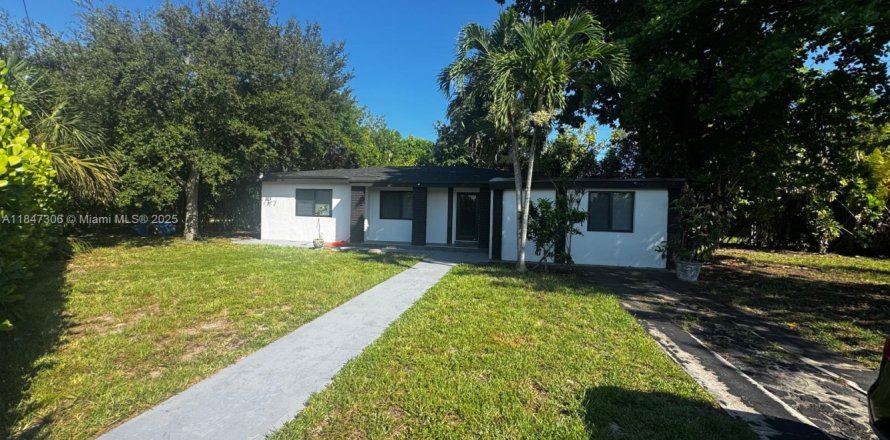 Casa en North Miami Beach, Florida 4 dormitorios, 140.28 m2 № 1891623