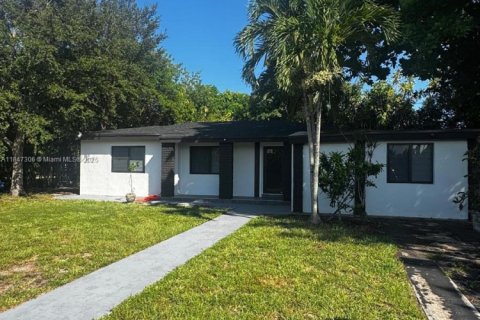 Casa en venta en North Miami Beach, Florida, 4 dormitorios, 140.28 m2 № 1891623 - foto 2