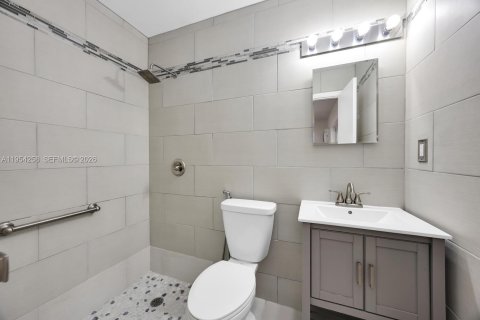 Villa ou maison à vendre à Miami, Floride: 4 chambres, 188.5 m2 № 2009091 - photo 23