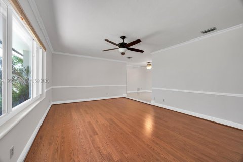 Villa ou maison à vendre à Miami, Floride: 4 chambres, 188.5 m2 № 2009091 - photo 10