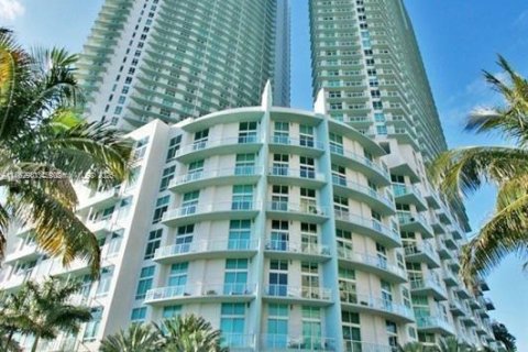 Condo in Miami, Florida, 2 bedrooms  № 1890179 - photo 1