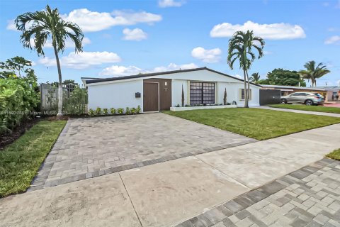 Casa en venta en Miami, Florida, 5 dormitorios, 167.32 m2 № 1946724 - foto 1