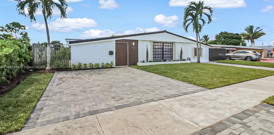 Casa en Miami, Florida 5 dormitorios, 167.32 m2 № 1946724