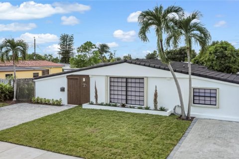 Casa en venta en Miami, Florida, 5 dormitorios, 167.32 m2 № 1946724 - foto 2