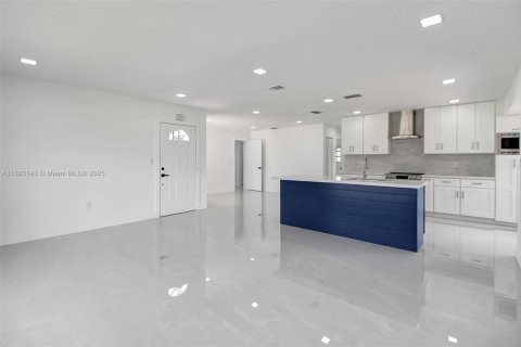Casa en venta en Miami, Florida, 5 dormitorios, 167.32 m2 № 1946724 - foto 9