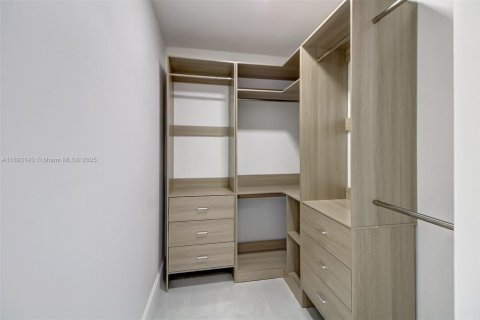 Casa en venta en Miami, Florida, 5 dormitorios, 167.32 m2 № 1946724 - foto 24