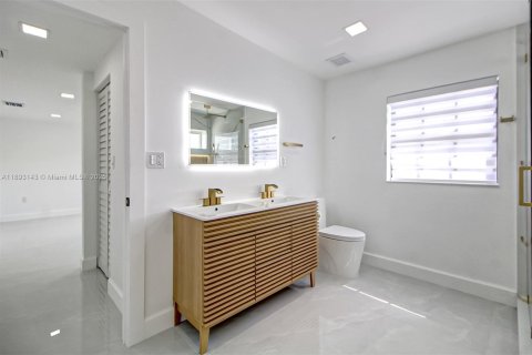 Casa en venta en Miami, Florida, 5 dormitorios, 167.32 m2 № 1946724 - foto 29