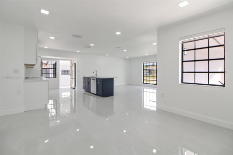 Casa en venta en Miami, Florida, 5 dormitorios, 167.32 m2 № 1946724 - foto 12