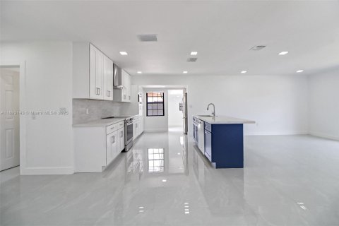 Casa en venta en Miami, Florida, 5 dormitorios, 167.32 m2 № 1946724 - foto 11