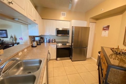 Condo in Sunny Isles Beach, Florida, 2 bedrooms  № 2042148 - photo 8