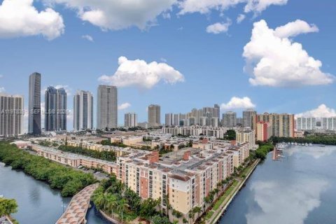 Condo in Sunny Isles Beach, Florida, 2 bedrooms  № 2042148 - photo 18