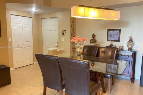 Condo in Sunny Isles Beach, Florida, 2 bedrooms  № 2042148 - photo 10