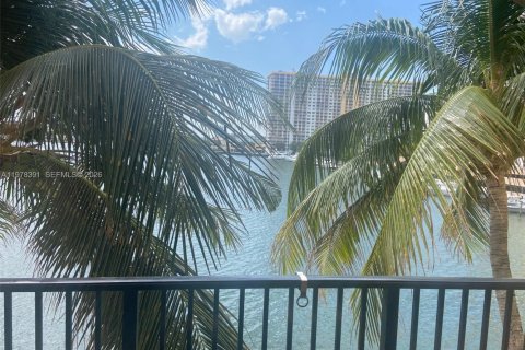 Condo in Sunny Isles Beach, Florida, 2 bedrooms  № 2042148 - photo 2