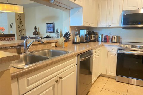 Condo in Sunny Isles Beach, Florida, 2 bedrooms  № 2042148 - photo 7