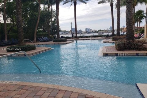 Condo in Sunny Isles Beach, Florida, 2 bedrooms  № 2042148 - photo 21