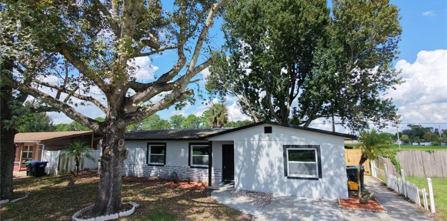 House in Orlando, Florida 4 bedrooms, 140 sq.m. № 2422804