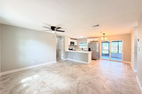 House in Orlando, Florida 4 bedrooms, 140 sq.m. № 2422804 - photo 4