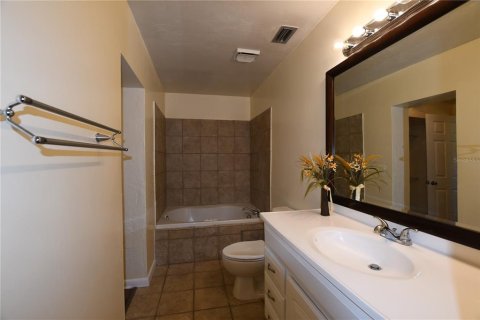 House in Gainesville, Florida 5 bedrooms, 344.85 sq.m. № 2210053 - photo 13