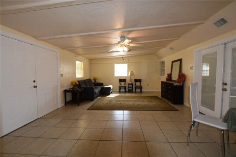 House in Gainesville, Florida 5 bedrooms, 344.85 sq.m. № 2210053 - photo 16