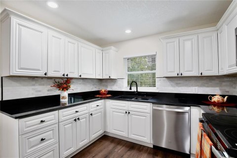 House in Geneva, Florida 4 bedrooms, 177.26 sq.m. № 2114876 - photo 12
