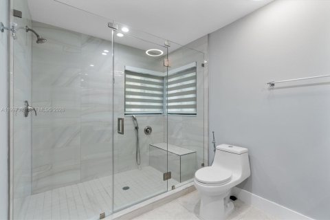 House in Miami, Florida 5 bedrooms, 296.17 sq.m. № 2069551 - photo 25