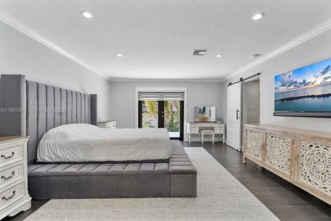 House in Miami, Florida 5 bedrooms, 296.17 sq.m. № 2069551 - photo 23