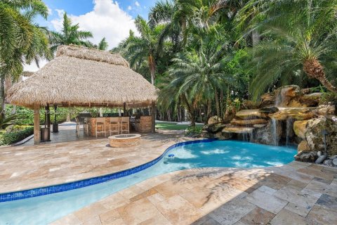 House in Miami, Florida 5 bedrooms, 296.17 sq.m. № 2069551 - photo 2