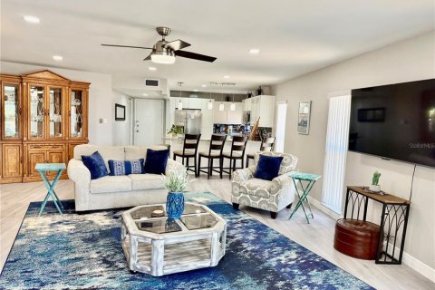 Condo in Saint Pete Beach, Florida, 2 bedrooms  № 1626068 - photo 13
