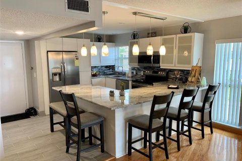 Condo in Saint Pete Beach, Florida, 2 bedrooms  № 1626068 - photo 1