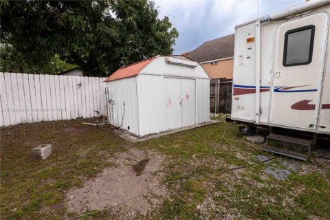 Commercial property in Miami, Florida 175.4 sq.m. № 1868725 - photo 5