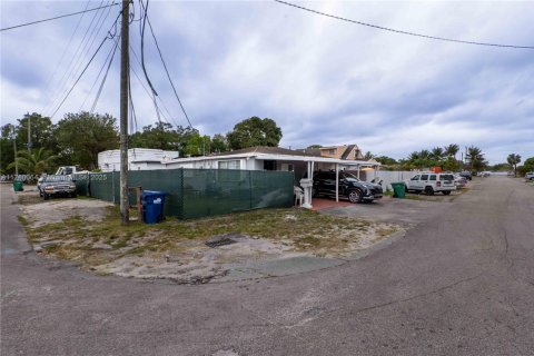 Commercial property in Miami, Florida 175.4 sq.m. № 1868725 - photo 1