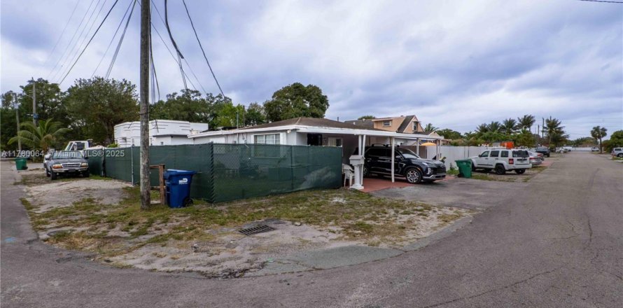 Commercial property in Miami, Florida 175.4 sq.m. № 1868725