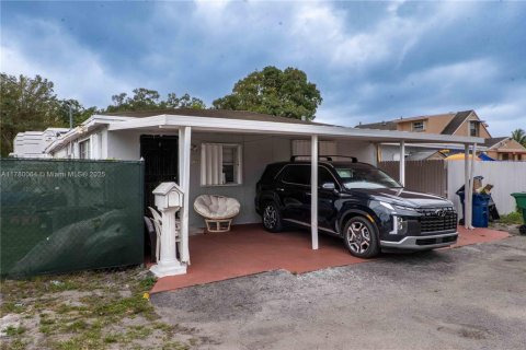 Commercial property in Miami, Florida 175.4 sq.m. № 1868725 - photo 2