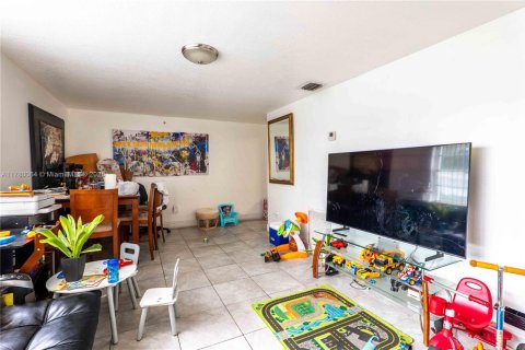 Commercial property in Miami, Florida 175.4 sq.m. № 1868725 - photo 12