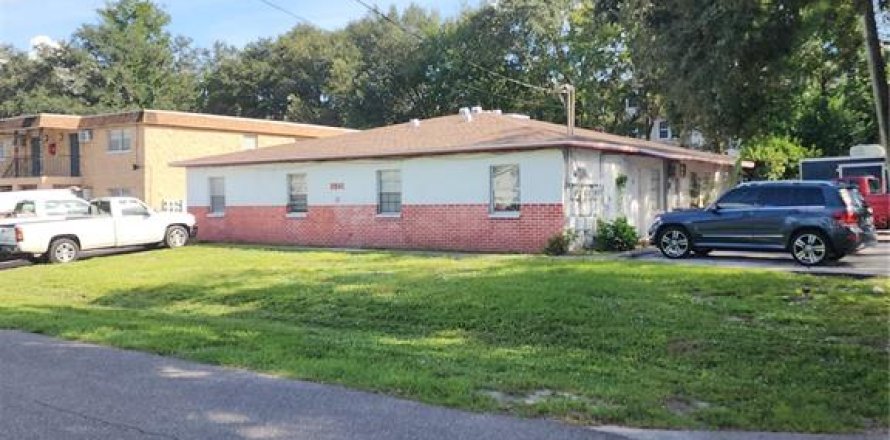 Commercial property in Lutz, Florida 12 bedrooms, 337.61 sq.m. № 2394296