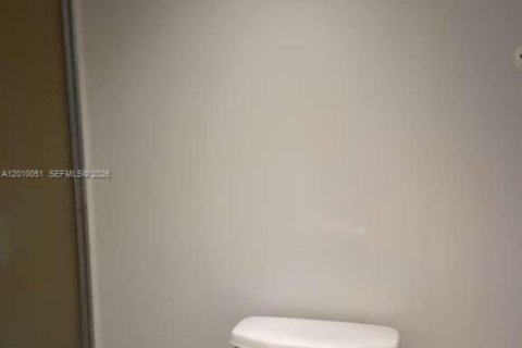Condo in Tamarac, Florida, 2 bedrooms  № 2076628 - photo 12